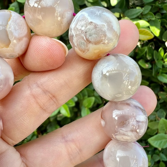 XL - Flower Agate Bead Bracelet (15-16 mm) - Picture 4 of 6